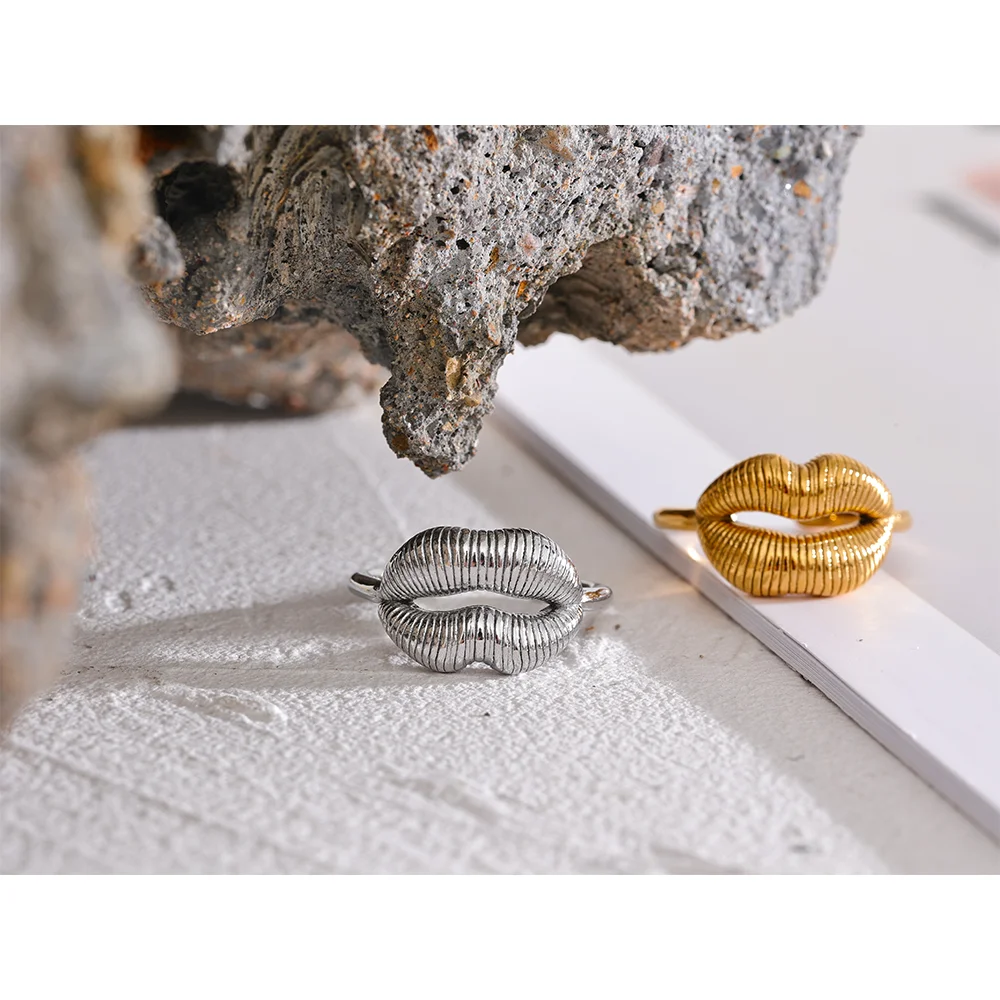 Chic Lip Design Ring
