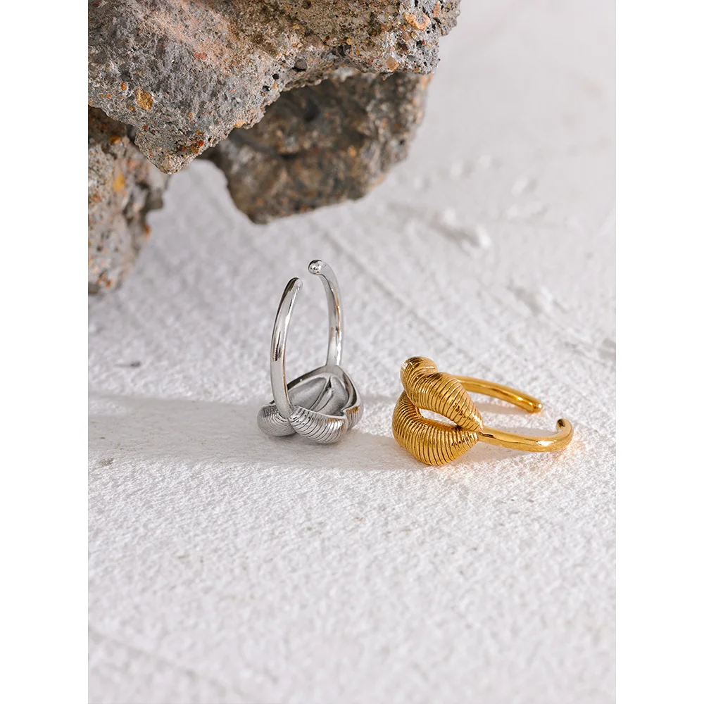 Chic Lip Design Ring