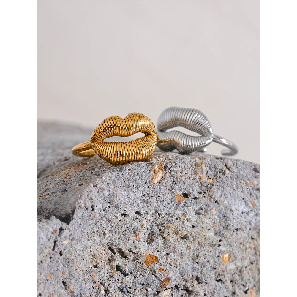 Chic Lip Design Ring